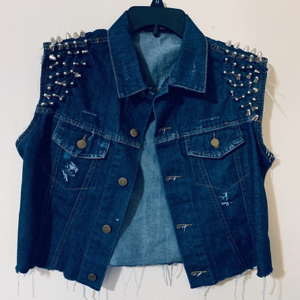 Cropped spiked sleeveless denim jacket